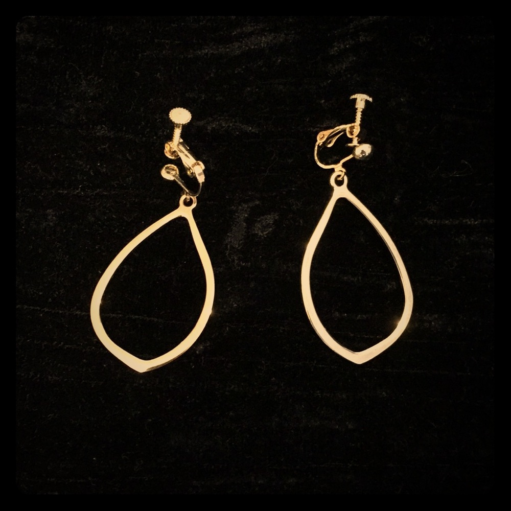 Tear-drop shape ear clip in gold color